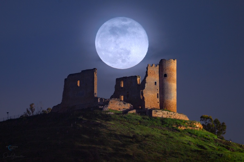 File:2021 Super Moon Over Mazzarino Castle - Sicily 2 LD.jpg