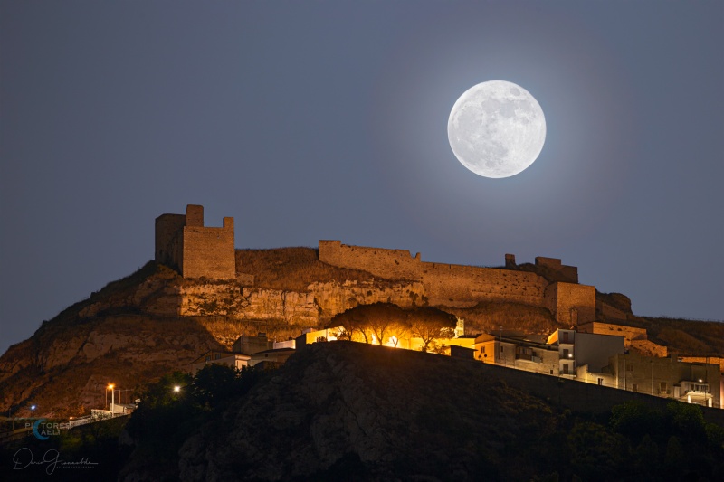 File:2021 Super Moon Over Vicari Castle - SIcily LD.jpg