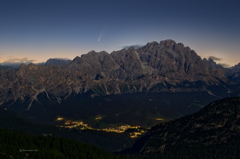 File:Cometa Neowise sopra Cortina d'Ampezzo e il Cristallo, Dolomiti Unesco.jpg