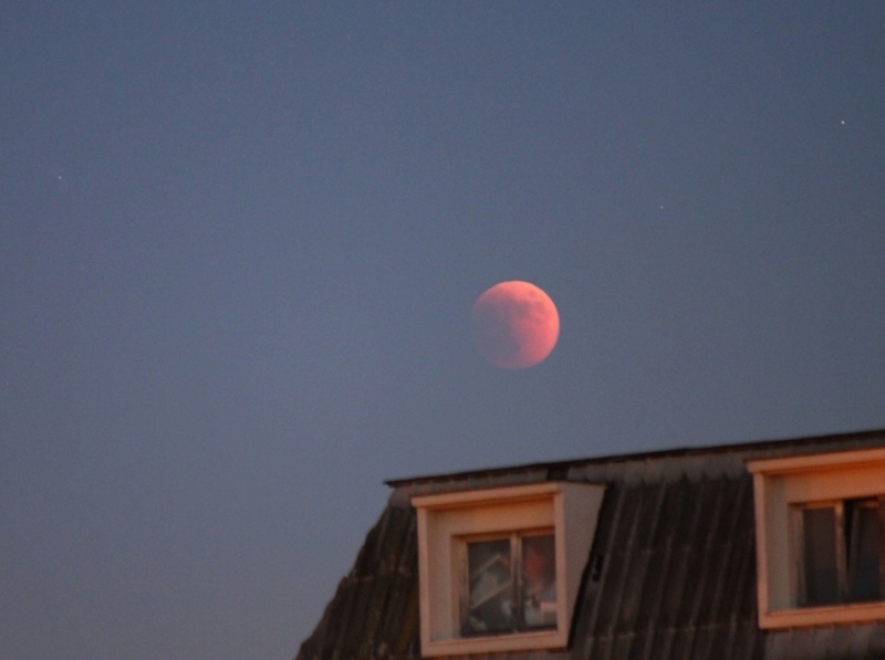 File:Eclissi2011 luna rossa sul tetto.jpg