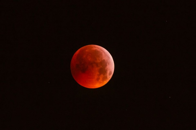 File:Valente luna rossa.jpg