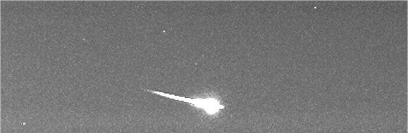 Brillante sporadica di magnitudine zenitale -8.4 filmata alle 23h39m UT del 13 giugno 2013 © P.Ochner (TN)  - L'esatta determinazione della traiettoria atmosferica sui cieli tra Veneto  e Trentino (a nord di Bassano) è stata possibile grazie alla ripresa simultanea di quattro  stazioni della rete di sorveglianza automatica IMG (Italian Meteor Group) - UAIsm [ 1 ] -- © E.Stomeo (VE)