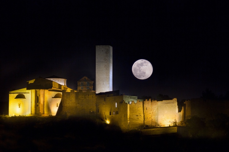 File:Luna piena su Santa Maria di Castello.jpg